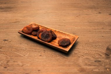 Ahşap zemin üzerinde ahşap tabakta kayısı