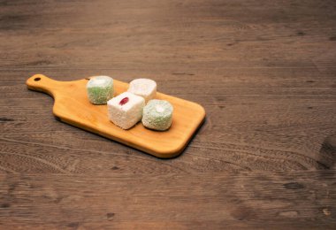 Ahşap zemin üzerinde Türk Lokumu