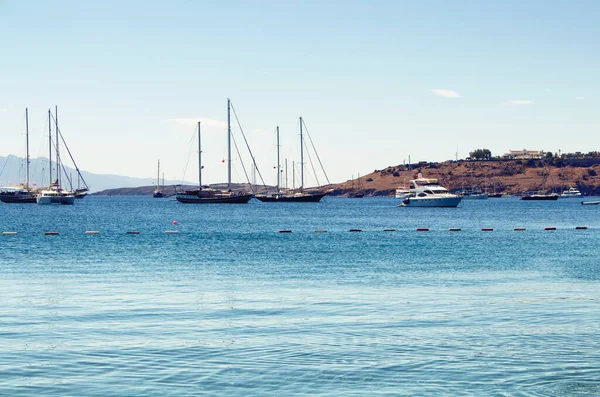 Πολυτελή Γιοτ Ιστιοφόρα Σταθμευμένα Τυρκουάζ Νερά Μπροστά Από Κάστρο Bodrum — Φωτογραφία Αρχείου