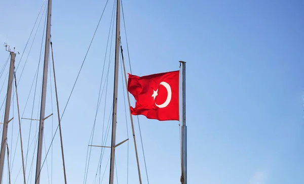 Турецкий Флаг Волн Ясным Голубым Небом Мачты Яхт Пристани Бодруме — стоковое фото