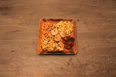 Tahta tabakta çeşitli fındıklar.