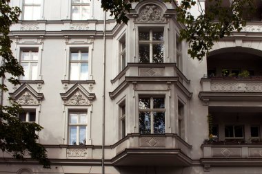 Schoneberg Berlin 'deki geleneksel eski bir binanın manzarası