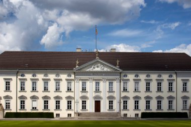 Berlin 'deki Bellevue Sarayı manzarası. 1786 'da 3 kanatlı Alman başkanının Neoklasik, beyaz saray evi..