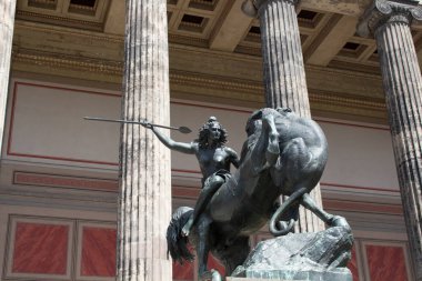 Berlin 'deki müze adasındaki Altes Müzesinin önündeki Amazon heykeli