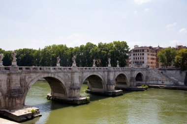 Roma 'daki St. Angelo Köprüsü ve Tiber Nehri