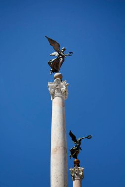 Roma 'daki Altar of the Anavatan' da kanatlı kadın heykelleri görülüyor. Büyük mermer, İtalya 'nın ilk kralı ve Birinci Dünya Savaşı askerlerinin onuruna klasik tapınak.