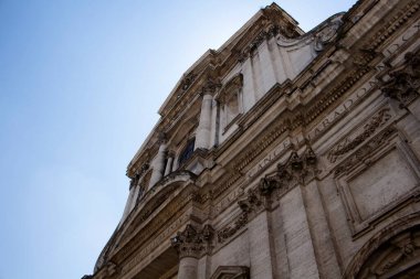 Roma 'da arka planda açık mavi gökyüzü olan tarihi bir binanın alt manzarası.