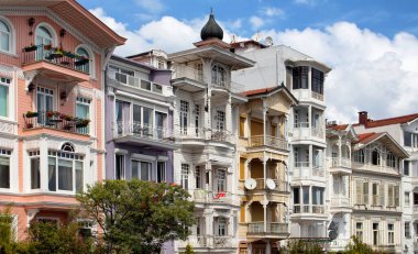 İstanbul Boğazı 'nın geleneksel, tarihi, renkli, eski binaları. Mimari ayrıntılar stilin 19. yüzyıldan kalma olduğunu gösteriyor. Tahta Osmanlı malikaneleriyle ünlü tarihi mahalle