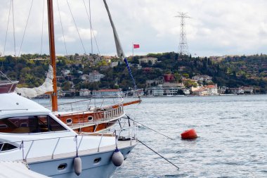 Boğazın yanındaki Bebek Bölgesi 'ne park edilmiş lüks yeni ve geleneksel yatlar. İstanbul 'un Asya tarafında büyük Türk bayrağı dalgalanır. Türkiye 'nin kuzeybatısında uluslararası alanda önemli bir su yolu bulunmaktadır.