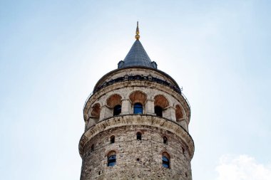 İstanbul, Beyoğlu 'ndaki Galata Kulesi' nin alt manzarası. 5. yüzyıl binası restore edildi ve en üst düzey restoranı olan Boğaz manzaralı eski bir hapishane..