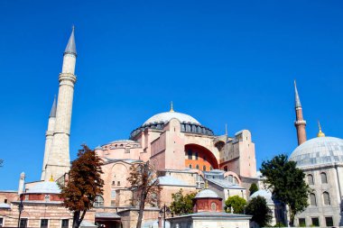 İstanbul 'un tarihi Sultanahmet bölgesinde Ayasofya Ayasofya' nın alt manzarası. Geniş, kubbeli eski Bizans kilisesi ve camii içindeki görkemli İncil sahneleri mozaikleriyle dolu bir müze..