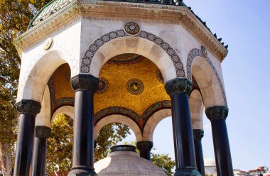 İstanbul Sultanahmet (Sultan Ahmed) bölgesindeki Alman Çeşmesi (Alman Cesmesi) manzarası. Özenle dekore edilmiş, 1598 yılında inşa edilmiş ve aynalarla süslenmiş & çiçek motifleri.