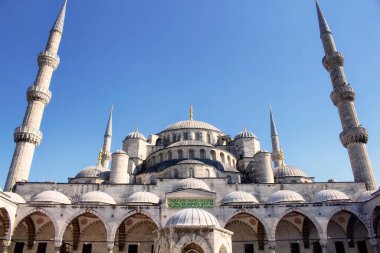 İstanbul 'un arka planında mavi berrak gökyüzü olan Mavi (Sultanahmet) Camii' nin alt manzarası. 1616 yılında inşa edilen ve kurucusunun mezarını içeren tanınmış bir alan.