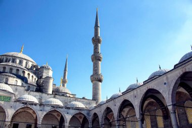 İstanbul 'un arka planında mavi berrak gökyüzü olan Mavi (Sultanahmet) Camii' nin alt manzarası. 1616 yılında inşa edilen ve kurucusunun mezarını içeren tanınmış bir alan.