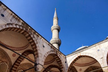 İstanbul 'un arka planında mavi berrak gökyüzü olan Mavi (Sultanahmet) Camii' nin alt manzarası. 1616 yılında inşa edilen ve kurucusunun mezarını içeren tanınmış bir alan.