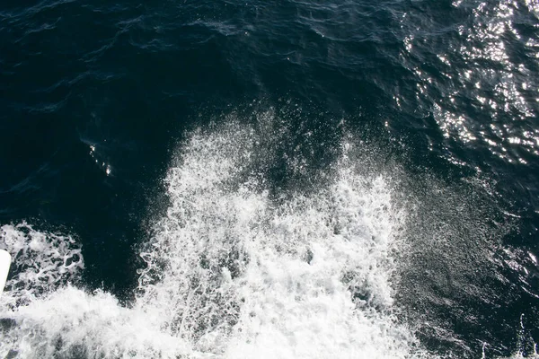 伊斯坦布尔博斯普鲁斯海峡上的泡沫和波浪 — 图库照片