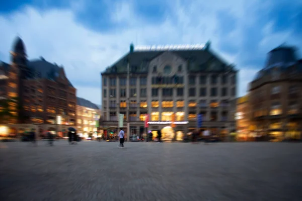 Размытое Изображение Людей Идущих Площади Дам Амстердаме Летняя Ночь Облачным — стоковое фото