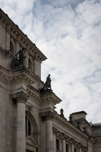 Widok Reichstag Zachmurzonym Tle Nieba Berlinie Neorenesansowy Budynek Parlamentu Zwieńczony — Zdjęcie stockowe