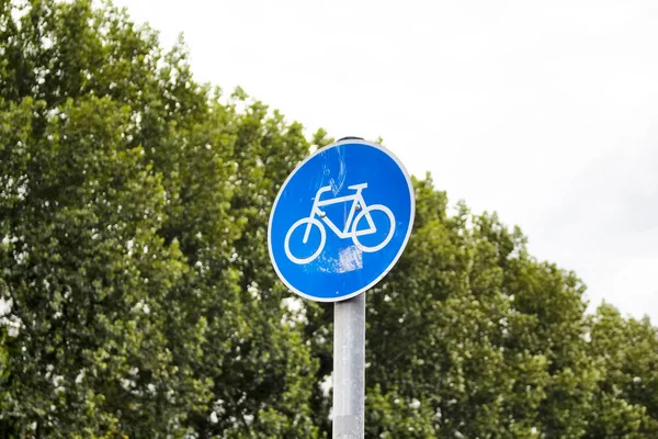 Велосипедный Знак Фоне Деревьев Берлине — стоковое фото