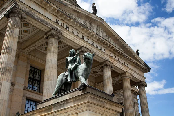 Estatua Frente Konzerthaus Concert House Gendarmenmarkt Berlín Alemania — Foto de Stock