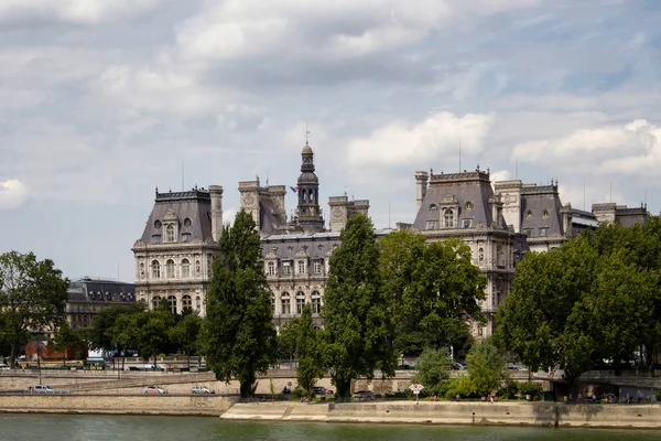 パリの歴史的建造物とセーヌ川の眺め — ストック写真