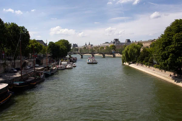 パリのセーヌ川にボート — ストック写真