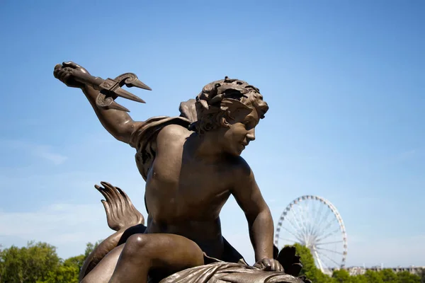 Крупный План Скульптуры Jardin Des Tuileries Колесами Обозрения Деревьями Голубым — стоковое фото