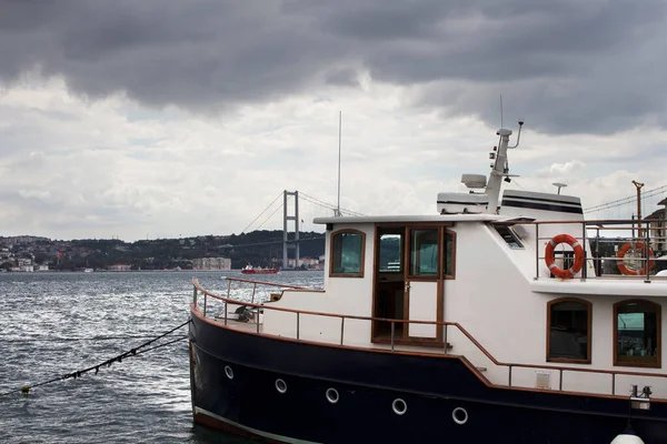Old Traditional Looking Boat Bosphorus Bridge Asian Side Background Istanbul — Stock Photo, Image