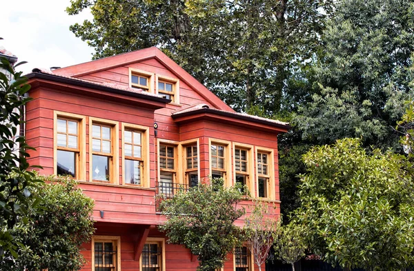 伊斯坦布尔Bosphours的传统的 历史的 古老的建筑 建筑细节显示了19世纪的风格 以奥斯曼木制建筑而闻名的历史街区 — 图库照片