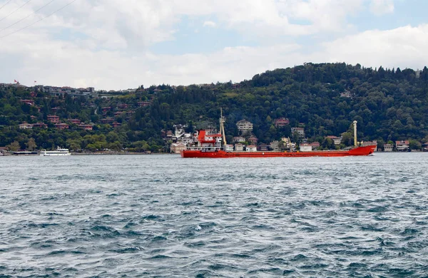 Κόκκινο Ξηρό Φορτηγό Πλοίο Πλοίο Διασχίζει Τον Πορθμό Του Βοσπόρου — Φωτογραφία Αρχείου