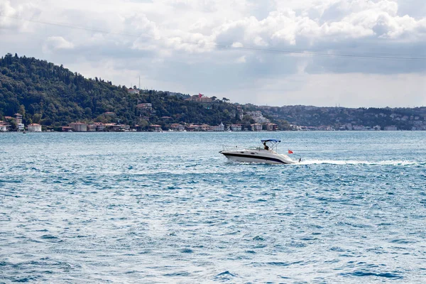 Luxury Yacht Boat Crosses Bosphorus European Asian Sides Istanbul Cloudy — Stock Photo, Image