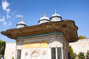 Ahmed Çeşmesi 'nin manzarası. İstanbul, Türkiye 'deki Topkapı Sarayı' nın İmparatorluk Kapısı önündeki büyük meydanda bulunan bir Türk rokoko yapısında bulunuyor.
