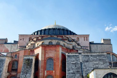 İstanbul 'un tarihi Sultanahmet bölgesinde Ayasofya Ayasofya' nın alt manzarası. Geniş, kubbeli eski Bizans kilisesi ve camii içindeki görkemli İncil sahneleri mozaikleriyle dolu bir müze..