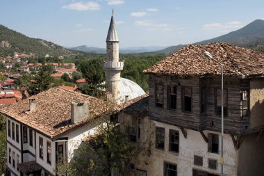 Türkiye 'nin kuzeybatısındaki Tarakli tarihi bölgesinde geleneksel, eski ve tarihi Anadolu evleri ve camii. Ormanla çevrilidir ve İstanbul ile Ankara 'nın yaklaşık ortasında yer alır.