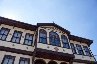 Türkiye 'nin kuzeybatısındaki Tarakli tarihi bölgesinde geleneksel, eski ve tarihi Anadolu evi (konak). Ormanla çevrilidir ve İstanbul ile Ankara 'nın yaklaşık ortasında yer alır.