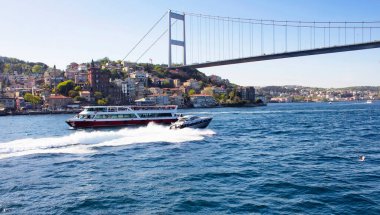 Fatih Sultan Mehmet Köprüsü 'nün altında tekne ve lüks tekne geçiyor.