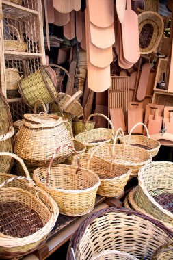 Eminonu 'da bir sürü el yapımı ahşap sepet var.
