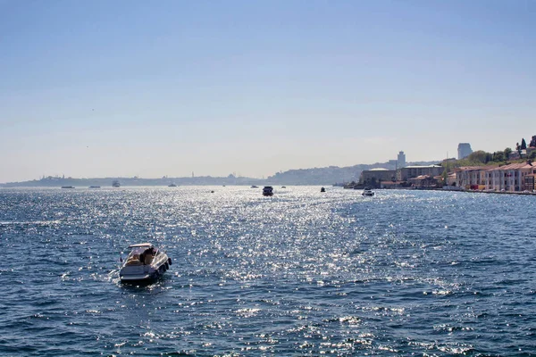 Kilátás Jachtok Bosphorus Isztambulban — Stock Fotó