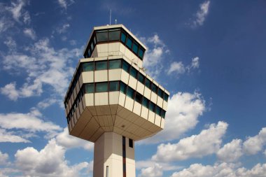 Berlin 'deki Tegel havaalanının kontrol kulesi.