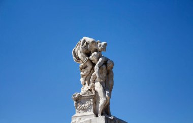 Kadın Roma 'da Anavatan Sunağı' nın önünde erkek heykeli öpüyor. Büyük mermer, İtalya 'nın ilk kralı ve Birinci Dünya Savaşı askerlerinin onuruna klasik tapınak.