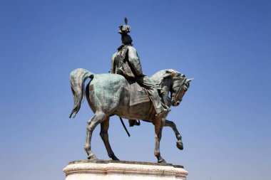 Roma 'daki Vittorio Emanuele II heykelinin görüntüsü. Büyük mermer, İtalya 'nın ilk kralı ve Birinci Dünya Savaşı askerlerinin onuruna klasik tapınak.