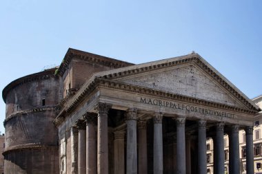 Roma 'da güneşli bir günde Pantheon manzarası. İkonik tapınak M.S. 118 ile 125 yılları arasında Raphael 'in mezarları da dahil olmak üzere bir kubbe ve Rönesans mezarı inşa edildi..