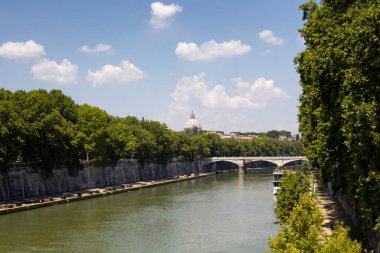 Yazın güneşli bir gününde Roma 'da Tiber nehrinin manzarası
