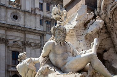 Roma 'daki Piazzo Navona' daki heykeli kapat.