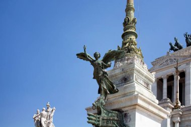Victor Emmanuel II 'nin anıtındaki kanatlı kadın heykeli. Venedik Meydanı 'nda (Piazza Venezia) anavatanın sunağı, Roma
