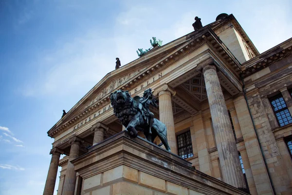 Angel Toca Instrumento Mientras Monta Una Estatua León Frente Konzerthaus — Foto de Stock