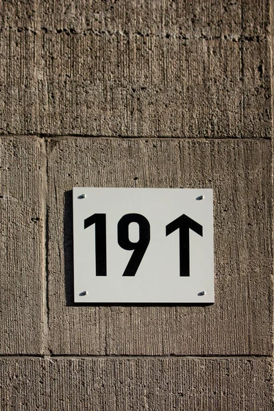 Современное Здание Стрелкой Каменной Стене Берлине — стоковое фото