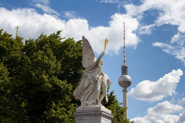 Estatua Mujer Alada Puente Schlossbruecke Con Árboles Cielo Nublado Torre — Foto de Stock