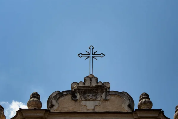 Знак Христианского Креста Вершине Исторической Церкви Районе Трастевере Риме — стоковое фото