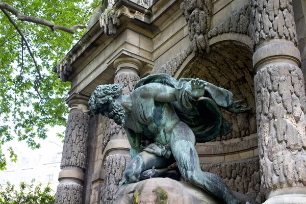 パリのリュクサンブール大聖堂のメディチ噴水 フォンテーヌ メディシス — ストック写真